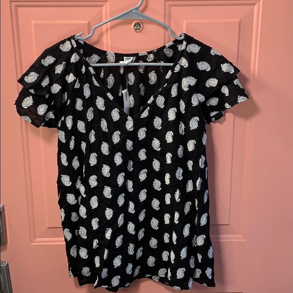 NWT black and white v neck top size L